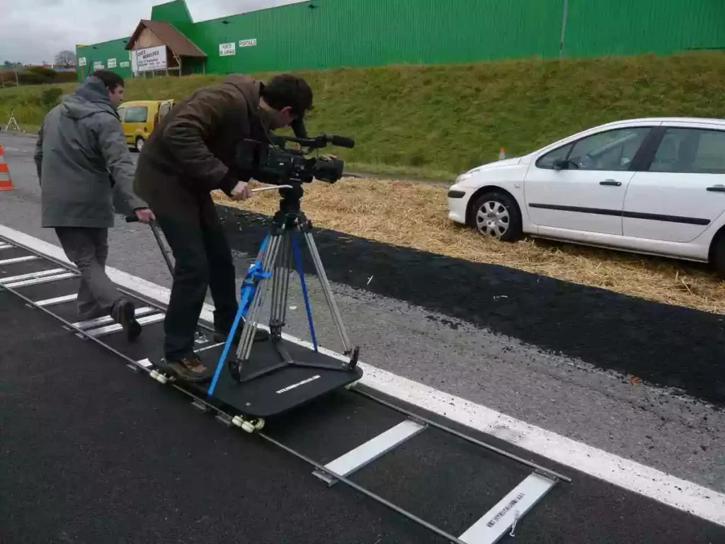 Cinéma : Qu'est-ce qu'un découpage technique? 3 Caméra déplacée par travelling.