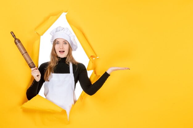 Vue Face Femme Cuisinier Tenant Rouleau Patisserie Jaune Soleil Nourriture Couleur Cuisine Travail Cuisine Photo 140725 143314